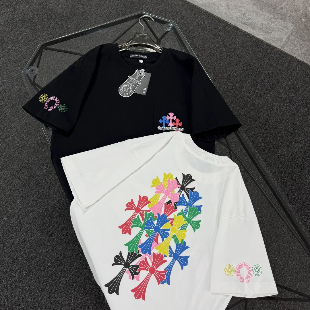 P180 Chrome Hearts Chrome Hearts 25 high version. The fabric is made of 300 grams of high-density pure cotton. It does not deform or shrink. It has three labels. It is the same style for men and women. Technology: suede foam printing. Color: white black. SIZE: S-XL.